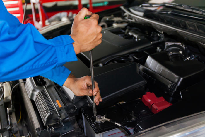 Mechanic shutterstock_407158762.jpg